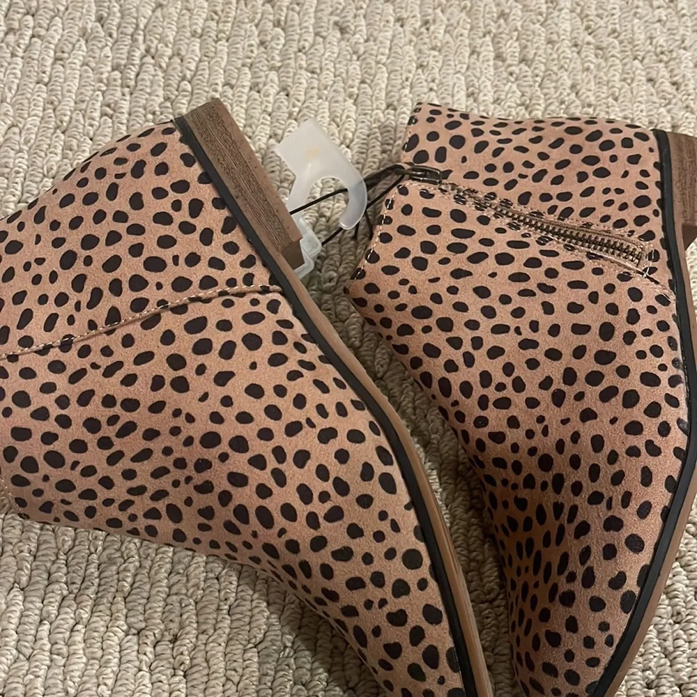 New size 5 girls cat and Jack leopard print ankle boots